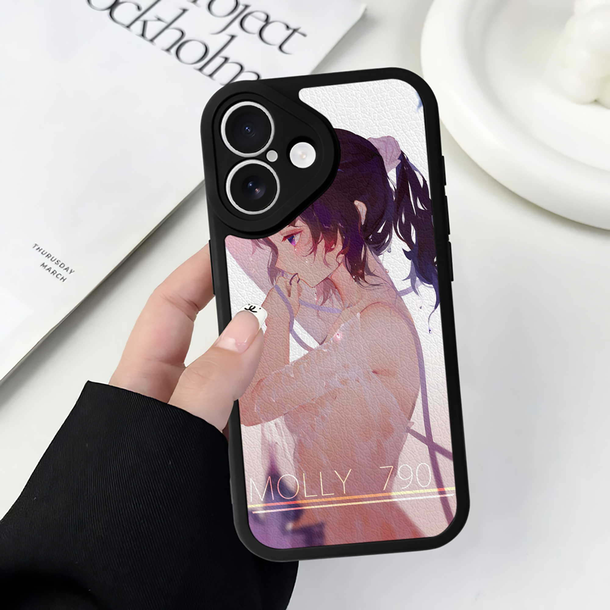 （画像用） 鬼滅の刃（きめつのやいば）蟲柱-胡蝶 しのぶ／こちょう しのぶ Kochou Shinobu 【iPhone 16シリーズ対応】シリコンスマホケース（レザー調） 材質：シリコン